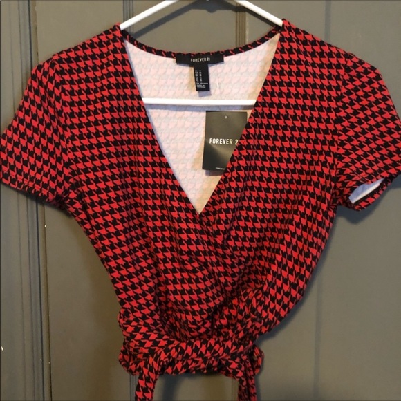 A red and black checkered crop top - Picture 4 of 8